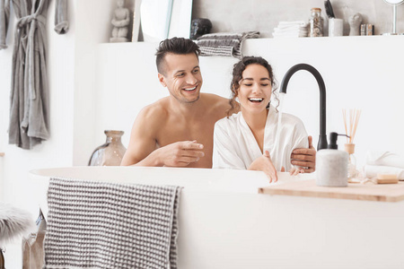 幸福的年轻夫妇在家里的浴室里