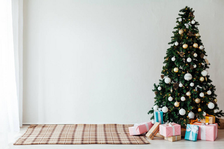 圣诞树和礼物为白色房间冬季假日的新年装饰