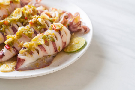 香辣柠檬汁蒸鱿鱼照片