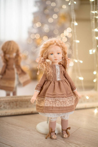 用纺织品手工制作的复古风格洋娃娃.照片