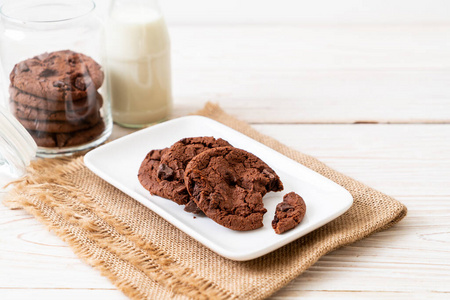 chocolate cookies with chocolate chips 