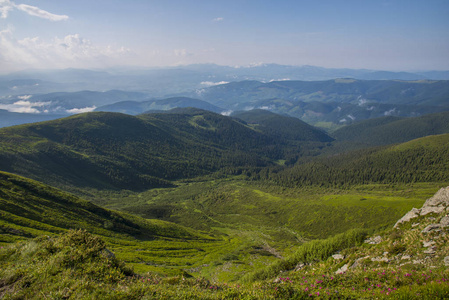 喀尔巴阡山脉夏季景观