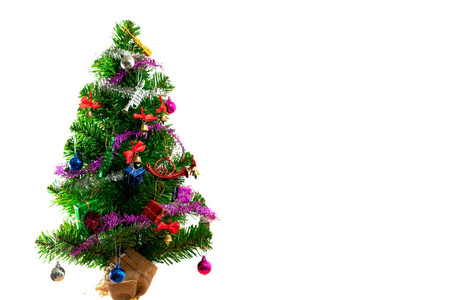 绿色圣诞树装饰着礼物和白色的背景