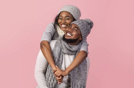 顽皮的黑人女孩在背后拥抱她的男朋友照片