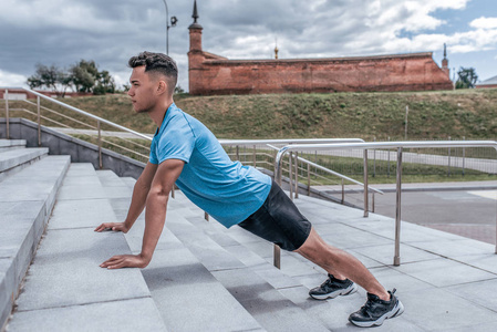青少年健身训练男运动员,俯卧撑,躺下,锻炼训练,胸肌,夏季城市生活.