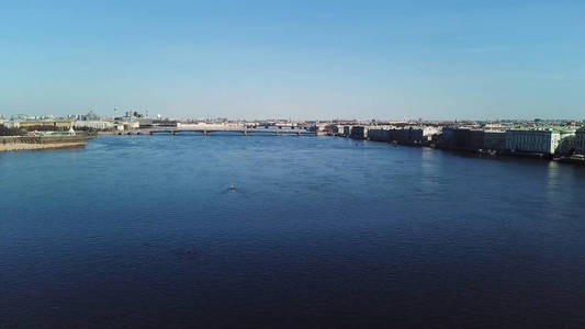 阳光明媚的俄罗斯圣彼得堡涅瓦河鸟瞰图。库存镜头。涅瓦河，有桥梁和堤坝，历史城市中心，