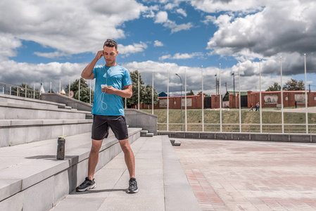 健身动机青少年生活方式.运动服,短裤和运动鞋t恤.