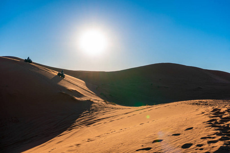 摩洛哥撒哈拉沙漠中的格切比沙丘上的AVT四轮摩托车