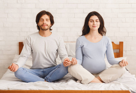孕妇和丈夫一起做瑜伽呼吸练习