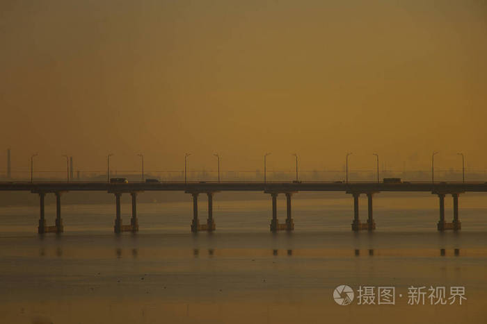 黎明时分第聂伯城河上大桥的照片