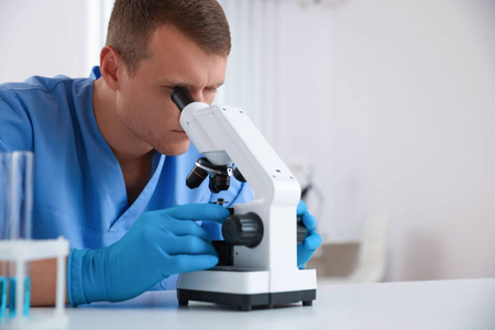 微生物学 科学 显微镜 房间 白种人 测试 面对 发现 工作
