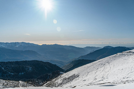 白雪皑皑的山峰