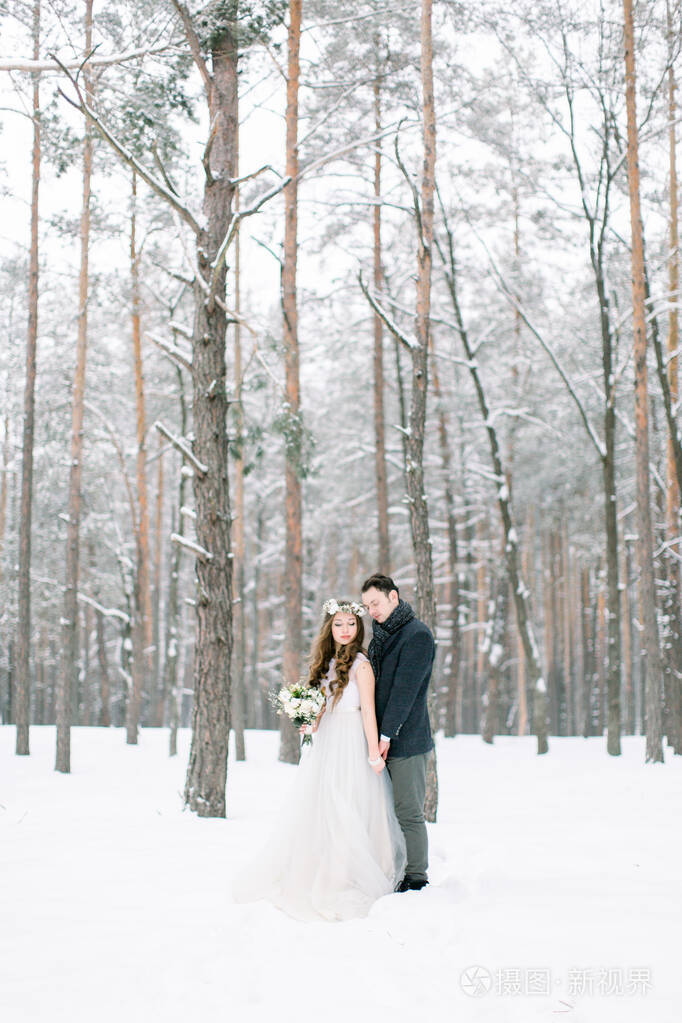 情侣,婚礼,爱情概念-幸福的情侣在冬天在户外牵手.