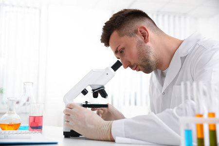 发现 实验室 桌子 测试 研究 显微镜 医生 男人 技术