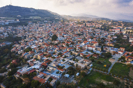 塞浦路斯拉纳卡著名地标山谷Pano Lefkara村鸟瞰图，橙色陶瓷屋顶，无人机照片