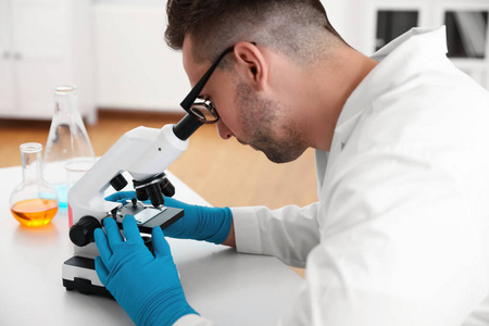 研究 显微镜 手套 测试 男人 医学 实验室 健康 科学