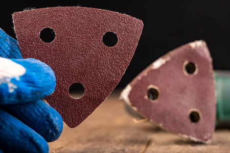 Changing sandpaper in a rotary wood grinder. 