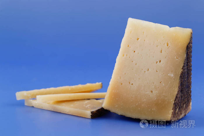 从羊奶中提取的腌制曼切戈奶酪