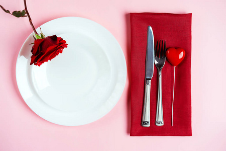 浪漫的餐桌设置情人节或晚餐日期庆祝婚礼。