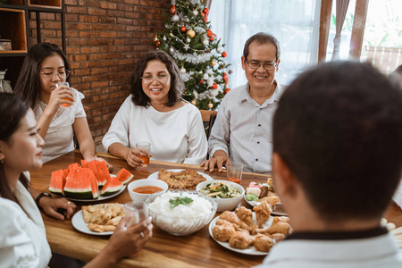 亚洲家庭在圣诞节共进午餐的传统