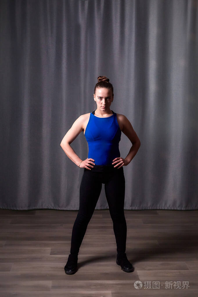 穿着运动服的年轻女子的肖像.表演和摆造型演员或舞蹈模特