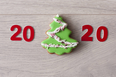 木头背景上的圣诞树形状的饼干