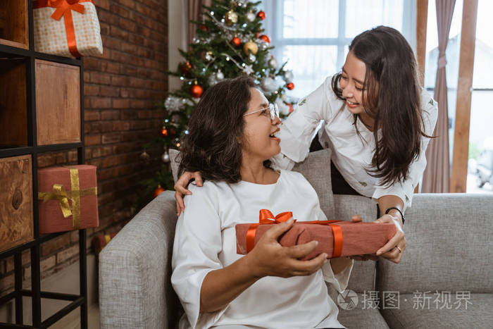 女儿在圣诞节给妈妈送惊喜礼物