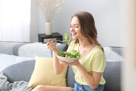 妇女在家吃健康蔬菜沙拉