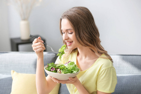 妇女在家吃健康蔬菜沙拉