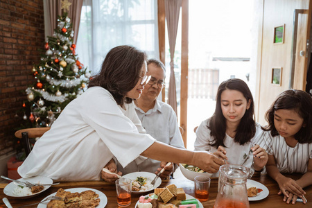 圣诞节与家人共进午餐图片
