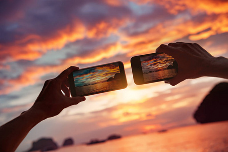 两只手拿着手机拍照照片