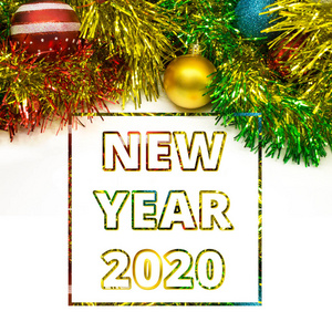 2020年新年快乐贺卡。祝贺装饰圣诞球和金箔背景概念