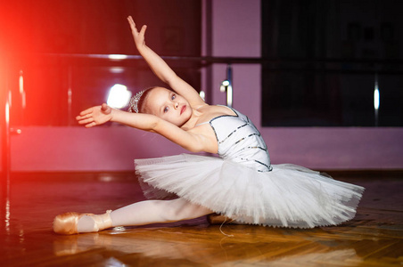 舞蹈概念.天才儿童.灵活性.特写照片