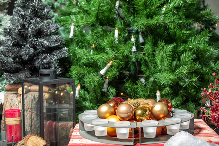 圣诞树的新年组成装饰球复古灯与燃烧的蜡烛
