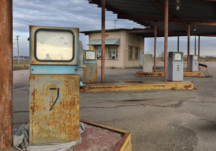老式老加油站在历史路线66日落时分沙漠中心沙漠村废弃加油站被遗弃的