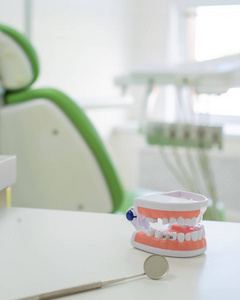 无菌器械在牙医办公室。镜子和下巴的布局放在正畸医师的桌子上。口腔卫生，防龋，检查。