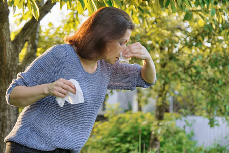 季节性过敏，女性用鼻拭打喷嚏室外擦鼻