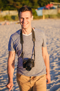 年轻的海滩摄影师的剪影