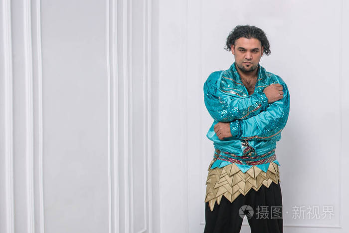 身着民族吉普赛服装的漂亮男舞者