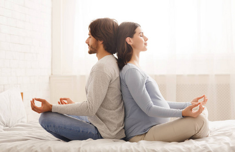 孕妇和丈夫在家一起练瑜伽