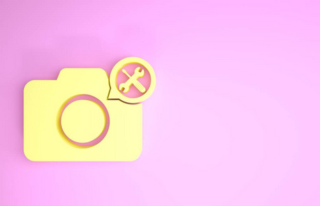 黄色照相摄像机，螺丝刀和扳手图标隔离在粉红色背景上。调整维修设置维护修理固定。极简主义概念。三维插图三维渲染