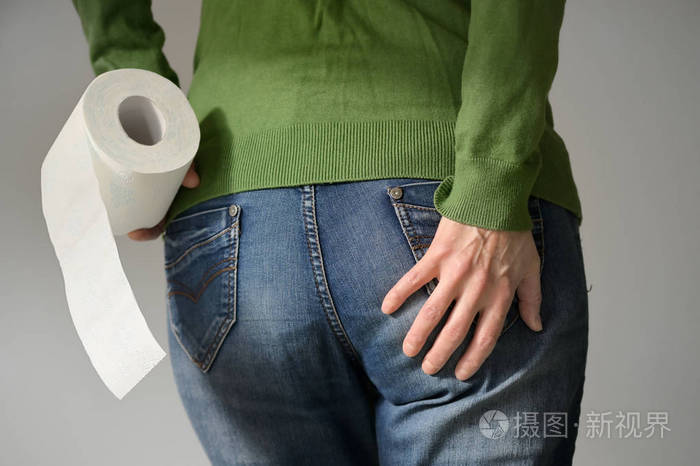 拿着屁股和厕纸的女人