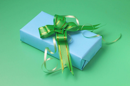 在绿色背景下包装礼品，节日问候的概念。
