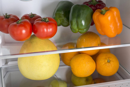 打开冰箱装满新鲜水果和蔬菜图片