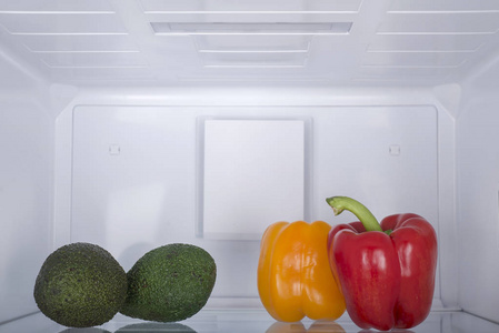 打开冰箱装满新鲜水果和蔬菜