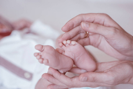 新生儿的脚放在女性手上特写。