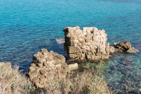 以色列北部地中海沿岸凯撒利亚市的码头和商业港口的遗迹