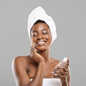 非洲女孩洗澡后用化妆棉和化妆水清洁皮肤