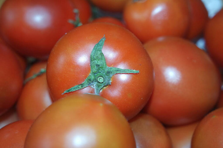 市场上出售的红番茄的特写镜头