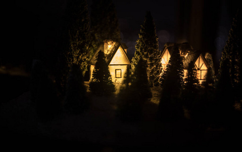 新年的小房子在雪地里和冷杉树在一起。假日概念。选择性聚焦